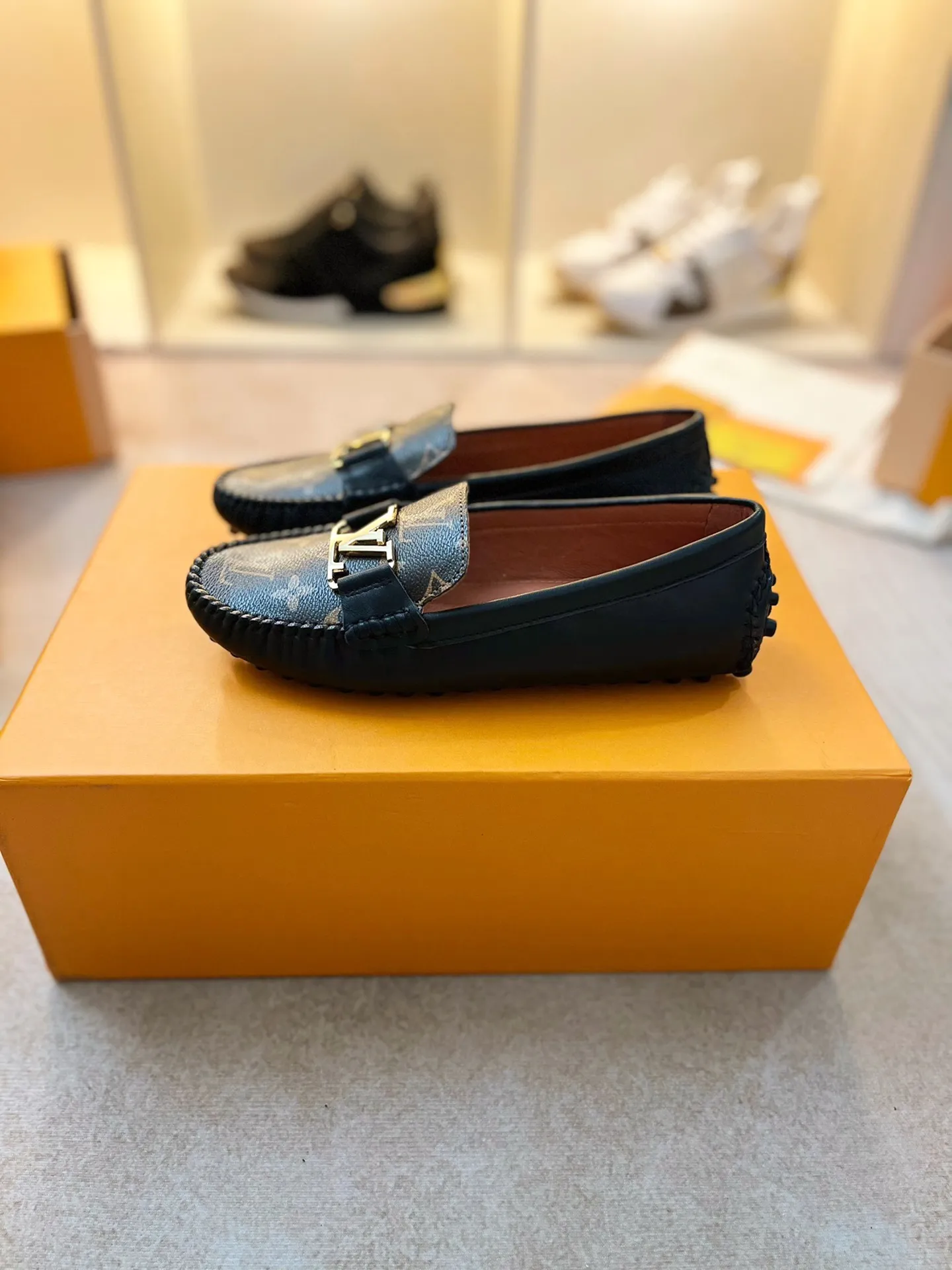 p460💰Couple model❤️🇫🇷 𝙇𝙤𝙪𝙞𝙨 𝙑𝙪𝙞𝙩𝙩𝙤𝙣 🇫🇷Louis Vuitton 2023 Classic𝓛𝓿 𝓣𝓻𝓪𝓲𝓷𝓮𝓻 Sports Series ➪➪➪¯ [Arizona Doudou Shoes Series] ▪️▪️▪️Arizona slip-on shoes are made of Monogram Eclipse canvas. Its hand-painted and dyed edges and hand-sewn uppers fully demonstrate Louis Vuitton's traditional shoemaking craftsmanship. This slip-on shoe is very lightweight. The integrated tongue and upper make it particularly comfortable and flexible. The soft outsole is equipped with rubber padding. Decorated with matching sash. Detailed features: ☑️Monogram Eclipse canvas ☑️Black Eclipse pattern ☑️Hand-painted shoe edges ☑️Hand-sewn uppers (each pair takes time to process) ☑️Integrated tongue and upper construction ☑️Outsole equipped with rubber lining ☑️size: 35_46